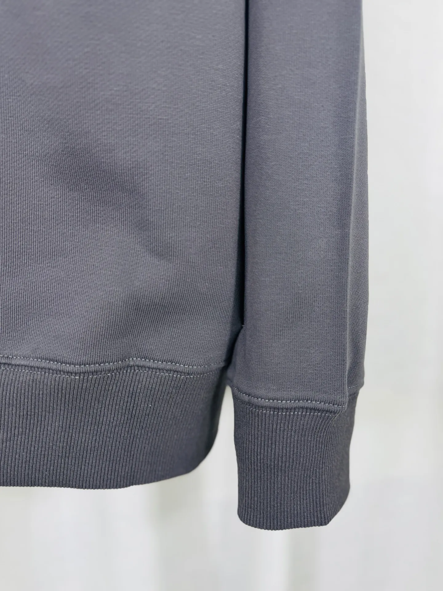 P240 top version, real shot without P, ​​different from market currency) 𝗖𝗵𝗿𝗼𝗺𝗲 𝗛𝗲𝗮𝗿𝘁𝘀/Cro Heart 2025 washed patch embroidery autumn and winter new original single counter American laser burnt 3D three-dimensional color embroidered couple casual sweatshirt 👑The highest version! Customized fabric 430g tripe terry fabric! American acid-washed and distressed original fabric laser burnt ✟appliqué embroidery and exquisite embroidery of letters! The best-selling model in the counter, very comfortable to wear. Accessories: original molded and authenticated collar label➕100% silk wash label. Genuine purchase-grade original hangtag➕matching hanging rope➕3D hanging beads➕original packaging bag. Craftsmanship: The original version has consistent wiring! The highest version of the armhole matching technique! Color: Gray Black Size: S M L XL Style No.: 9302